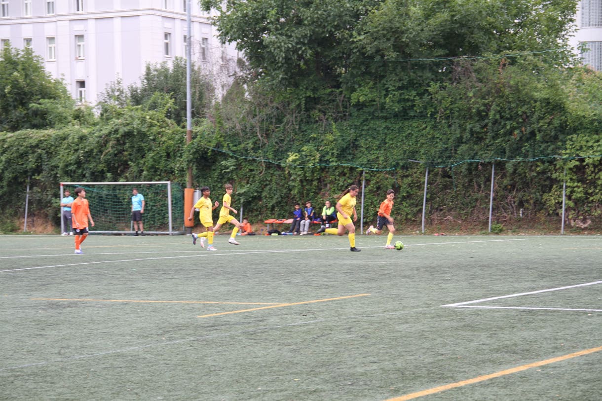 Mixed-Teams spielena uf einem mittelgroßen Feld