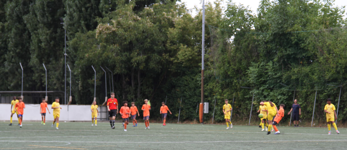 Mixed-Teams spielena uf einem mittelgroßen Feld