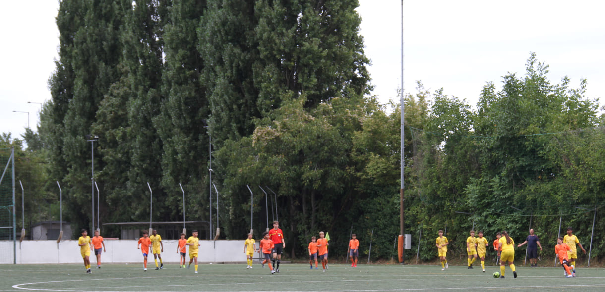 Mixed-Teams spielena uf einem mittelgroßen Feld