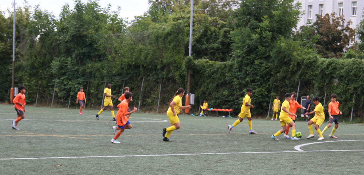 Mixed-Teams spielena uf einem mittelgroßen Feld