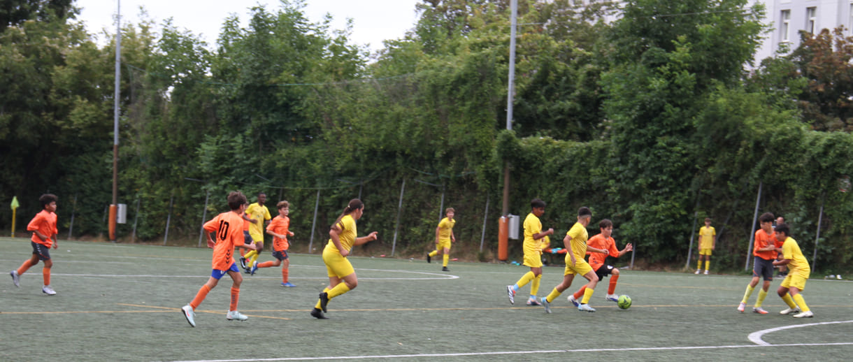 Mixed-Teams spielena uf einem mittelgroßen Feld