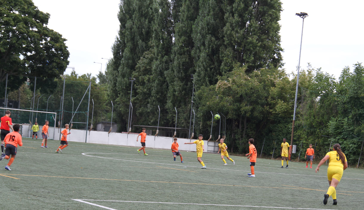 Mixed-Teams spielena uf einem mittelgroßen Feld