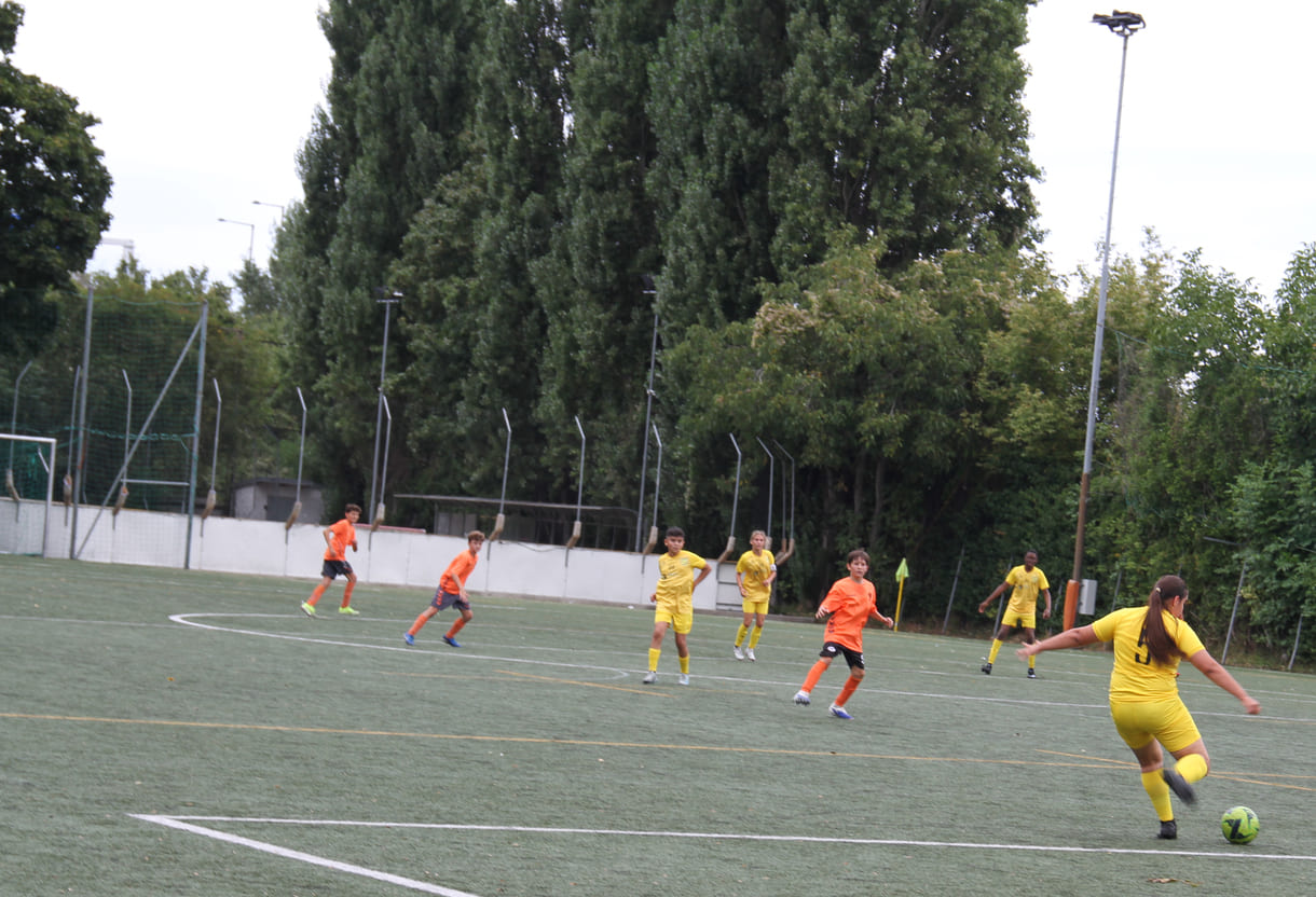 Mixed-Teams spielena uf einem mittelgroßen Feld