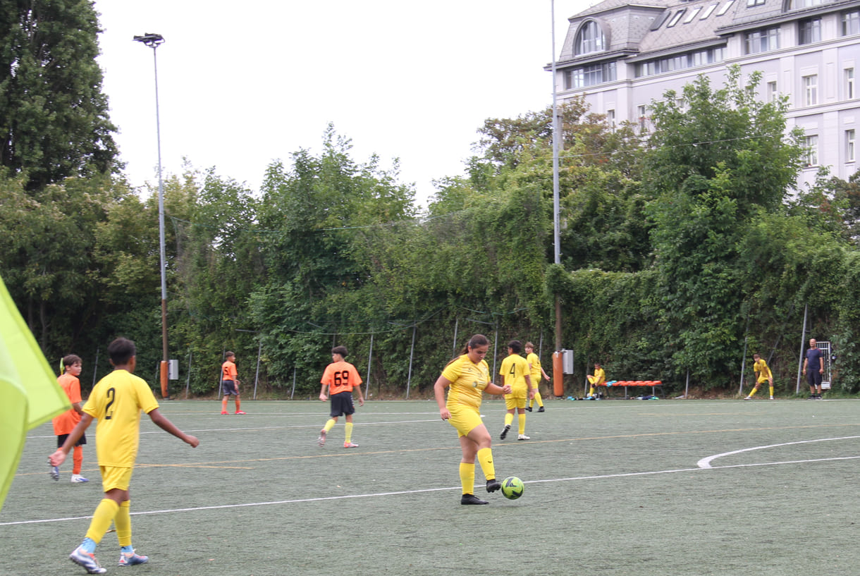 Mixed-Teams spielena uf einem mittelgroßen Feld