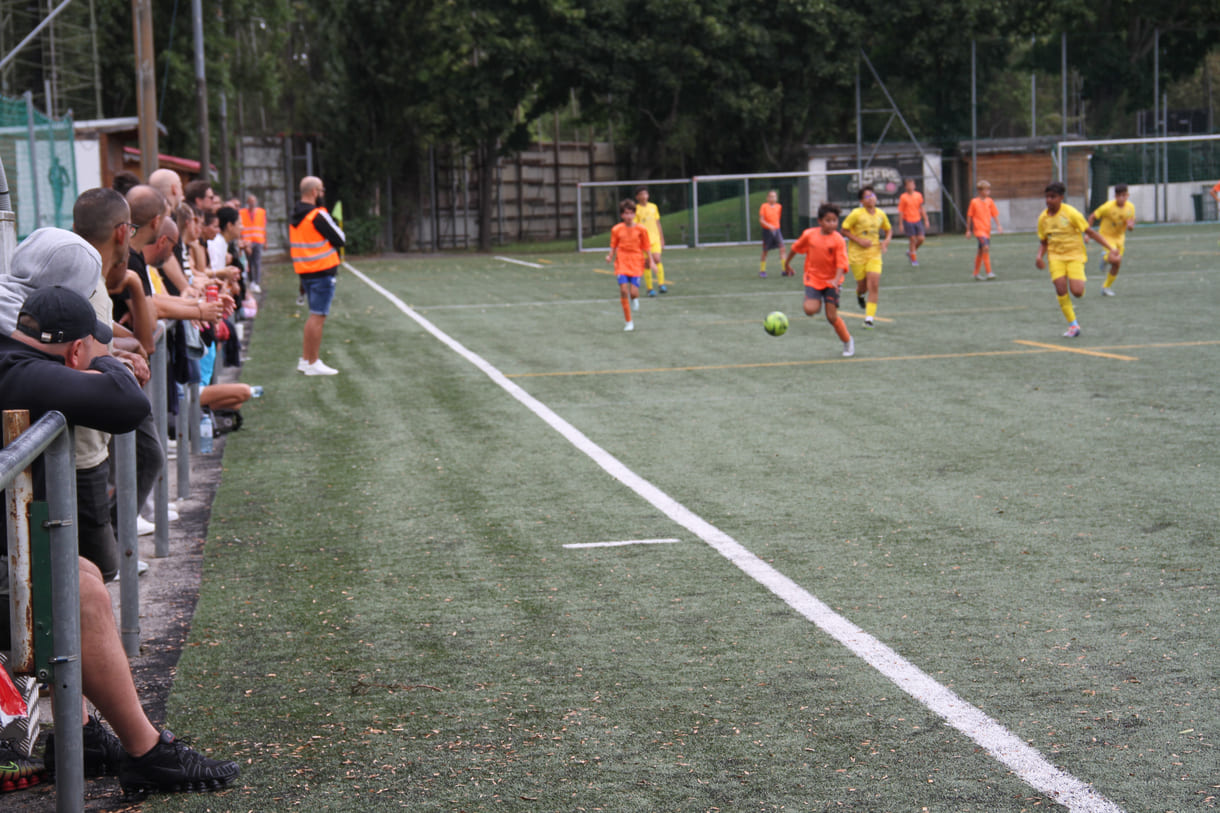 Mixed-Teams spielena uf einem mittelgroßen Feld
