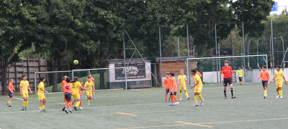 Mixed-Teams spielena uf einem mittelgroßen Feld