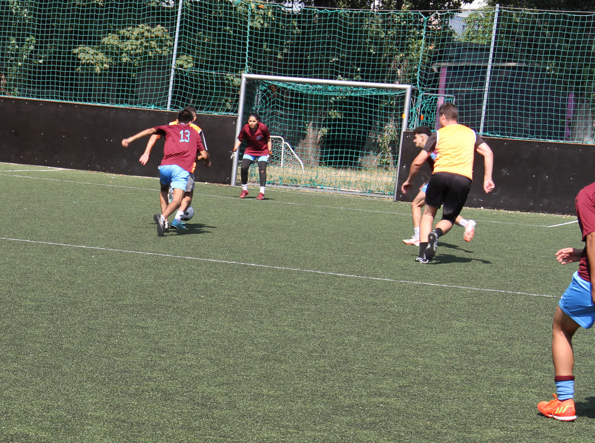 Mixed Teams kicken auf einem mittelgroßen Feld