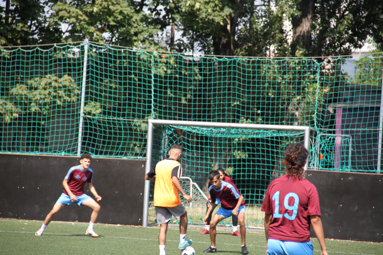 Mixed Teams kicken auf einem mittelgroßen Feld