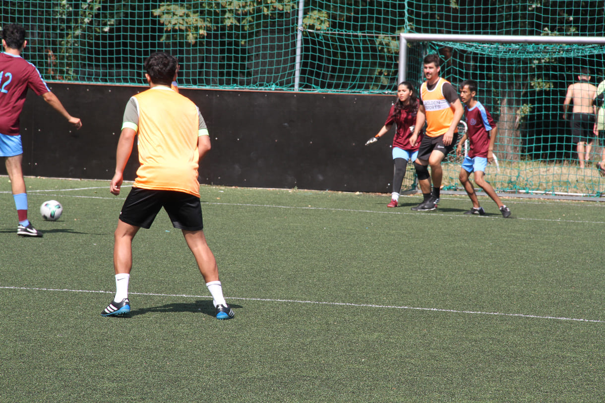 Mixed Teams kicken auf einem mittelgroßen Feld