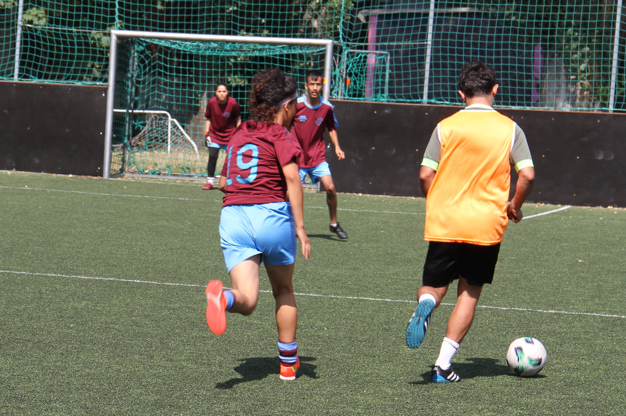 Mixed Teams kicken auf einem mittelgroßen Feld