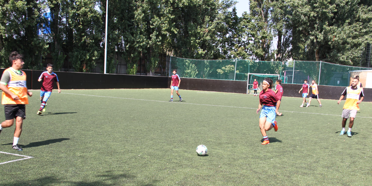 Mixed Teams kicken auf einem mittelgroßen Feld