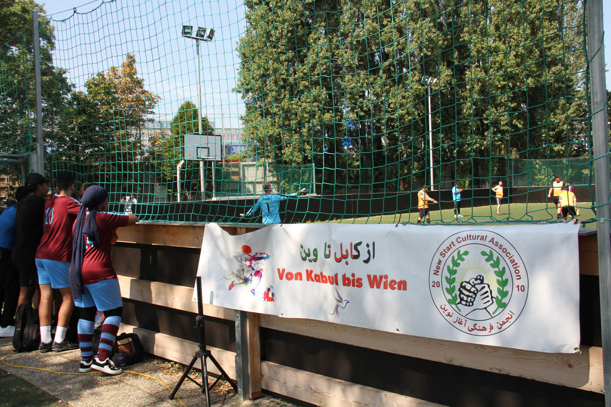 Mixed Teams kicken auf einem mittelgroßen Feld