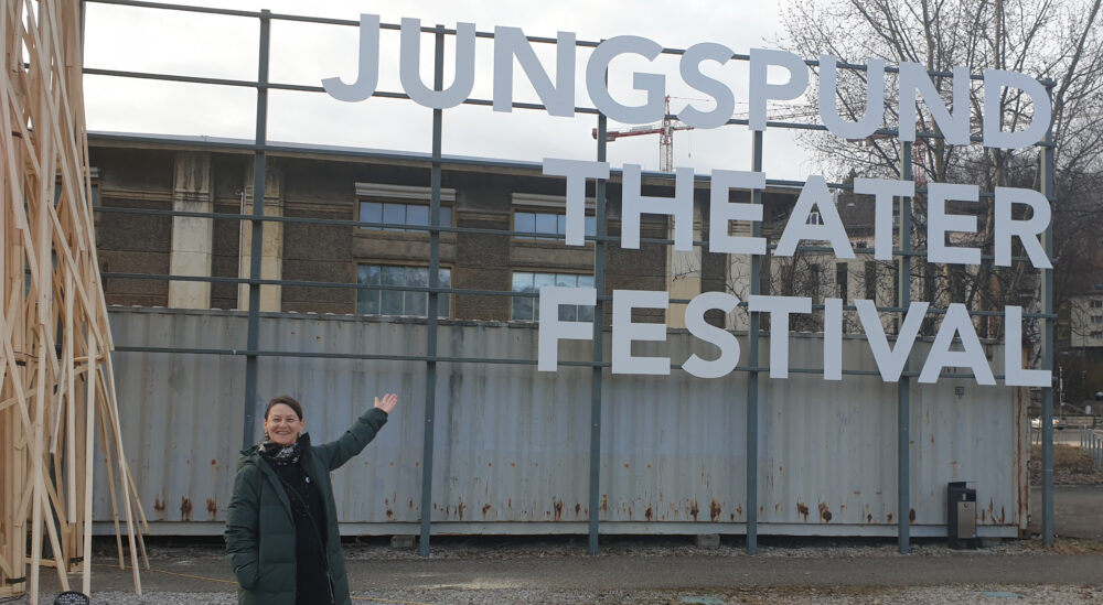 Jungspund-Leiterin Gabi Bernetta vor dem Schriftzug des Theaterfestivals