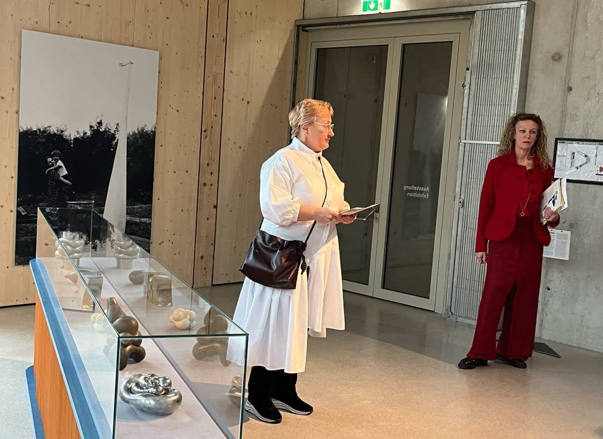 Kuratorin Gabriela Garlatyová und Kinder Kunst Labor-Leiterin Mona Jas vor Skulpturen in den Vitrinen von Maria Bartuszová