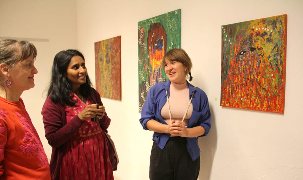 Besucher:innen der Ausstellung von Maryam Haidaris Bilder