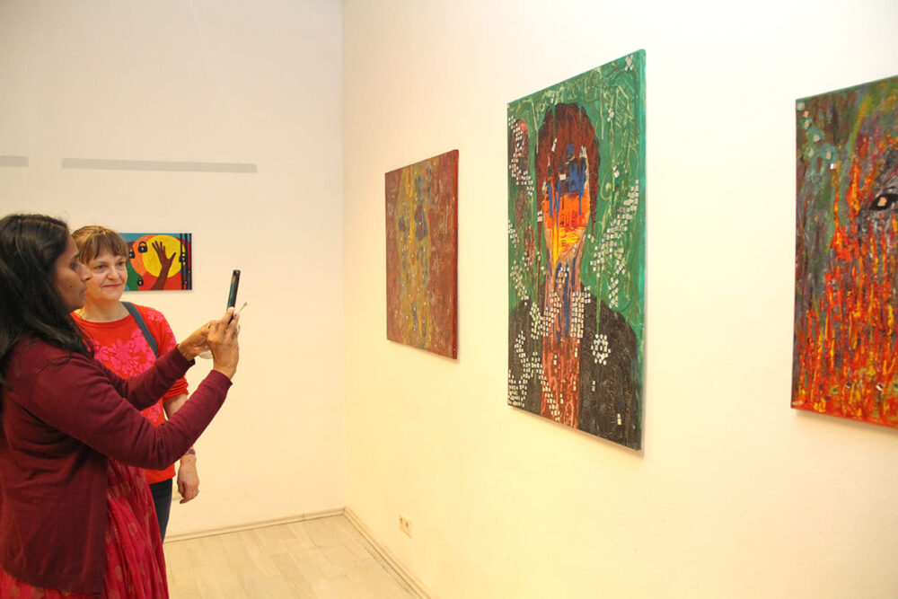 Besucher:innen der Ausstellung von Maryam Haidaris Bilder