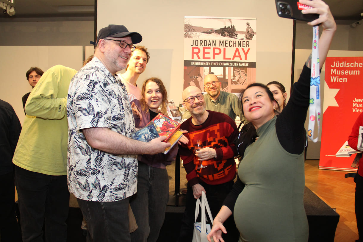 Gamer:innen mit dem Autor bei einem Selfie-Video