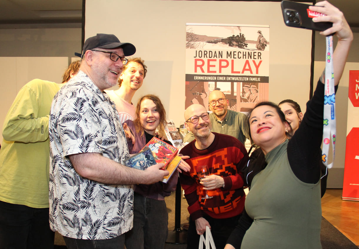 Gamer:innen mit dem Autor bei einem Selfie-Video