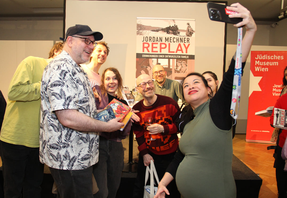 Gamer:innen mit dem Autor bei einem Selfie-Video