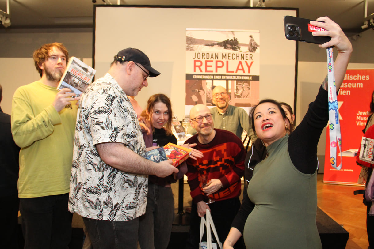 Gamer:innen mit dem Autor bei einem Selfie-Video