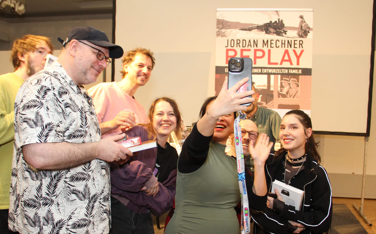 Gamer:innen mit dem Autor bei einem Selfie-Video