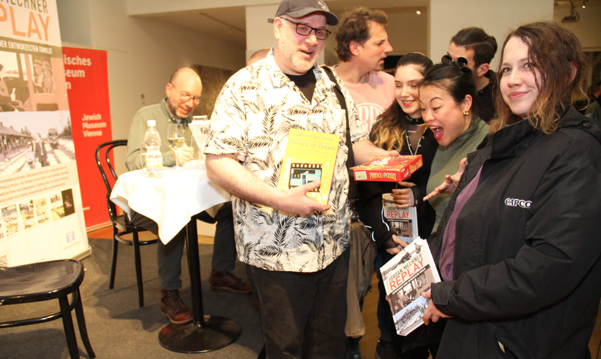 Gamer:innen mit dem Autor bei einem Selfie-Video