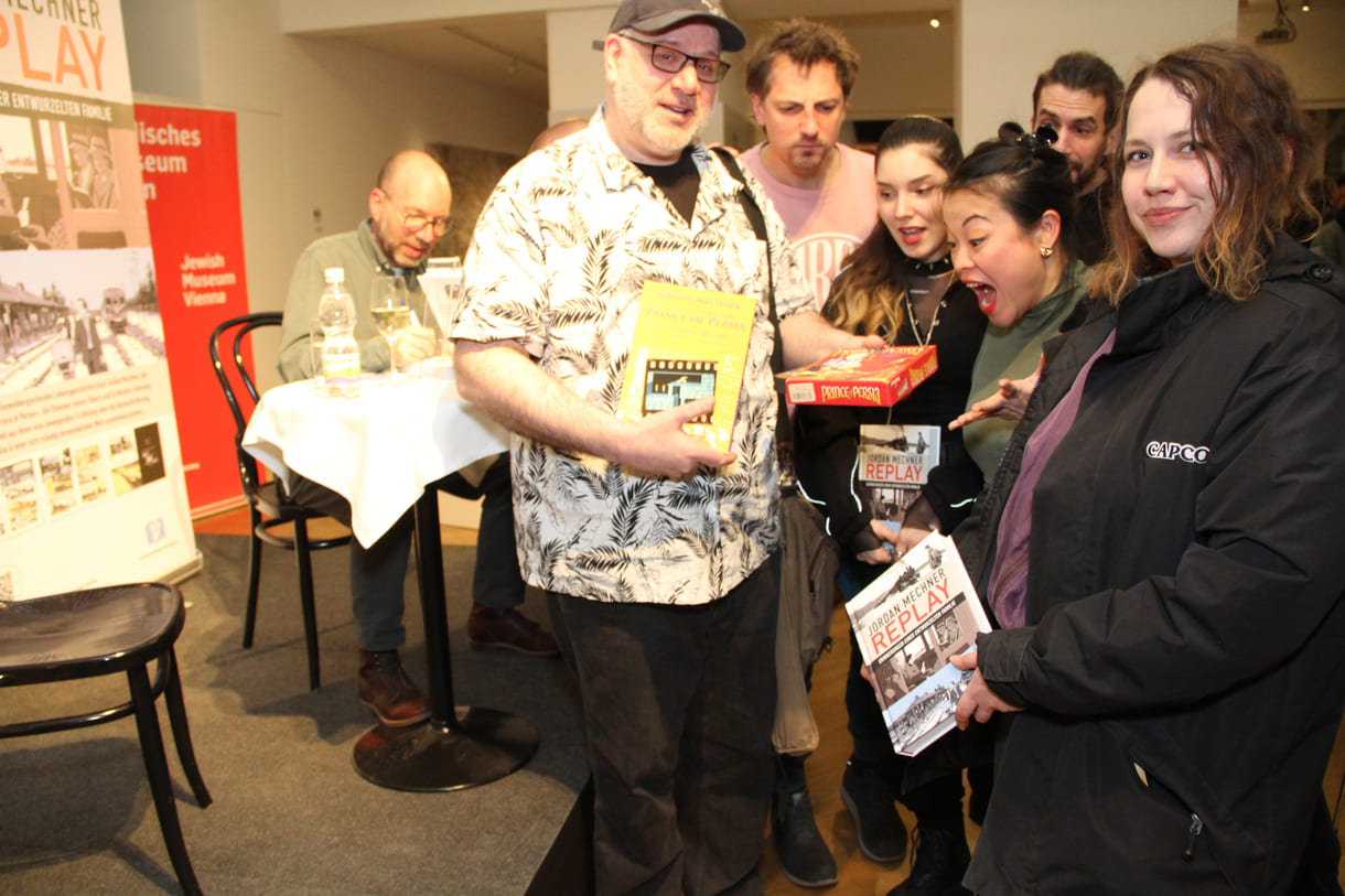 Gamer:innen mit dem Autor bei einem Selfie-Video