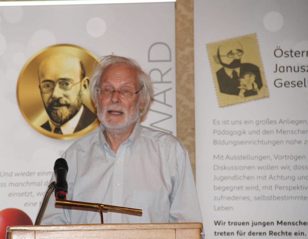 Uni-Prof Karl Garnitschnig, Vorsitzender der Janusz-Korczak-GEsellschaft liest aus einem Buchbeitrag von Peter Härtling über den Vater der Kinderrechte