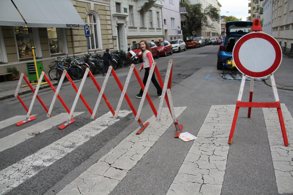 Ein Teil der Rechbauerstraße in Graz war an diesem Nachmittag frei für Spielen, Spazieren - jedenfalls nur für Menschen ohne Autos