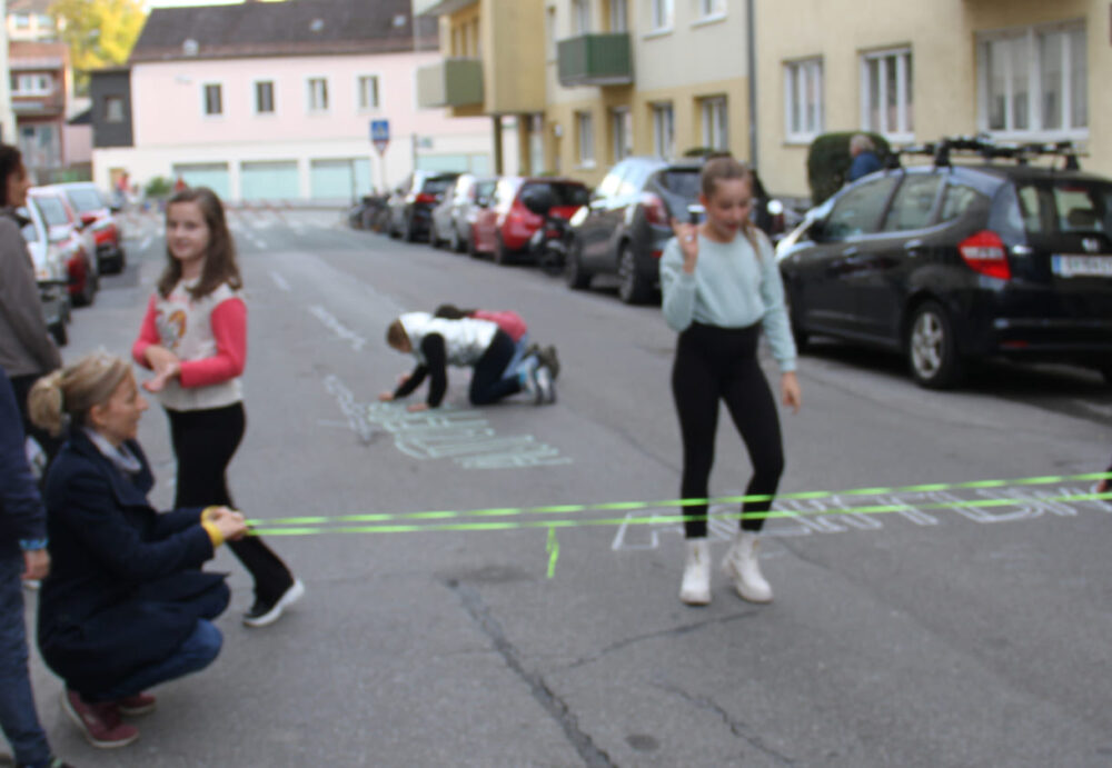 Ein Teil der Rechbauerstraße in Graz war an diesem Nachmittag frei für Spielen, Spazieren - jedenfalls nur für Menschen ohne Autos