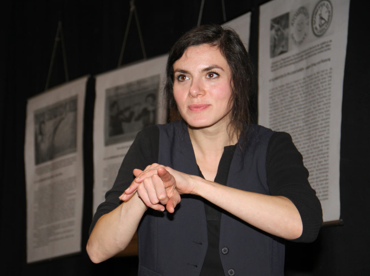 Mirjam Peterschovsky gebärdet Passagen aus 