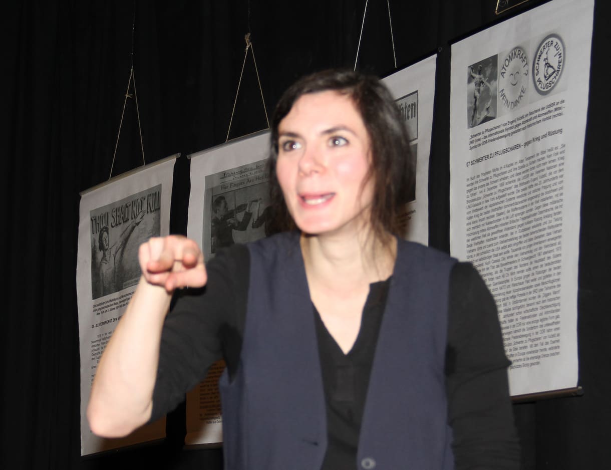 Mirjam Peterschovsky gebärdet Passagen aus 