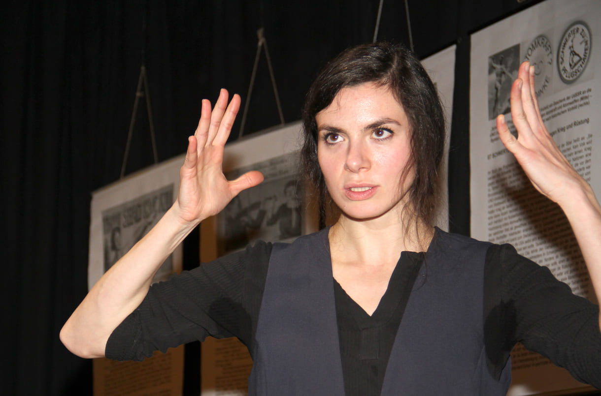 Mirjam Peterschovsky gebärdet Passagen aus 