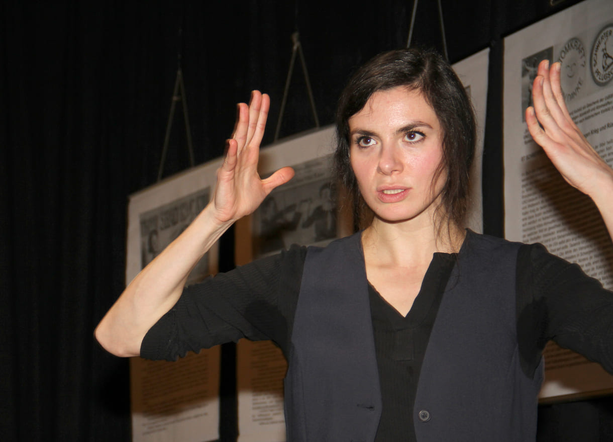 Mirjam Peterschovsky gebärdet Passagen aus 