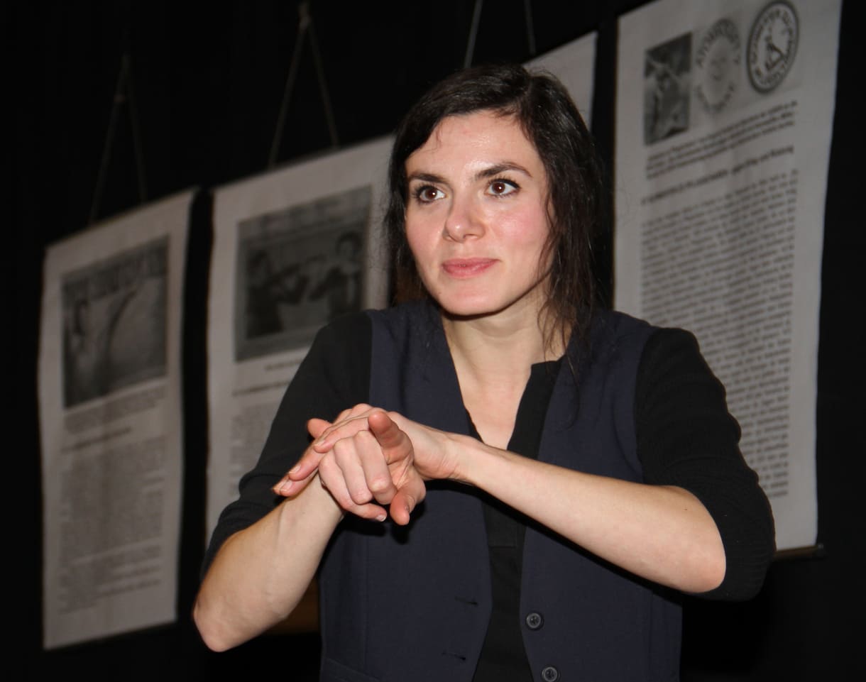 Mirjam Peterschovsky gebärdet Passagen aus 