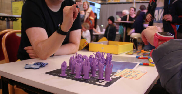 Gebärdensprach-Buchstaben aus dem 3D-Drucker