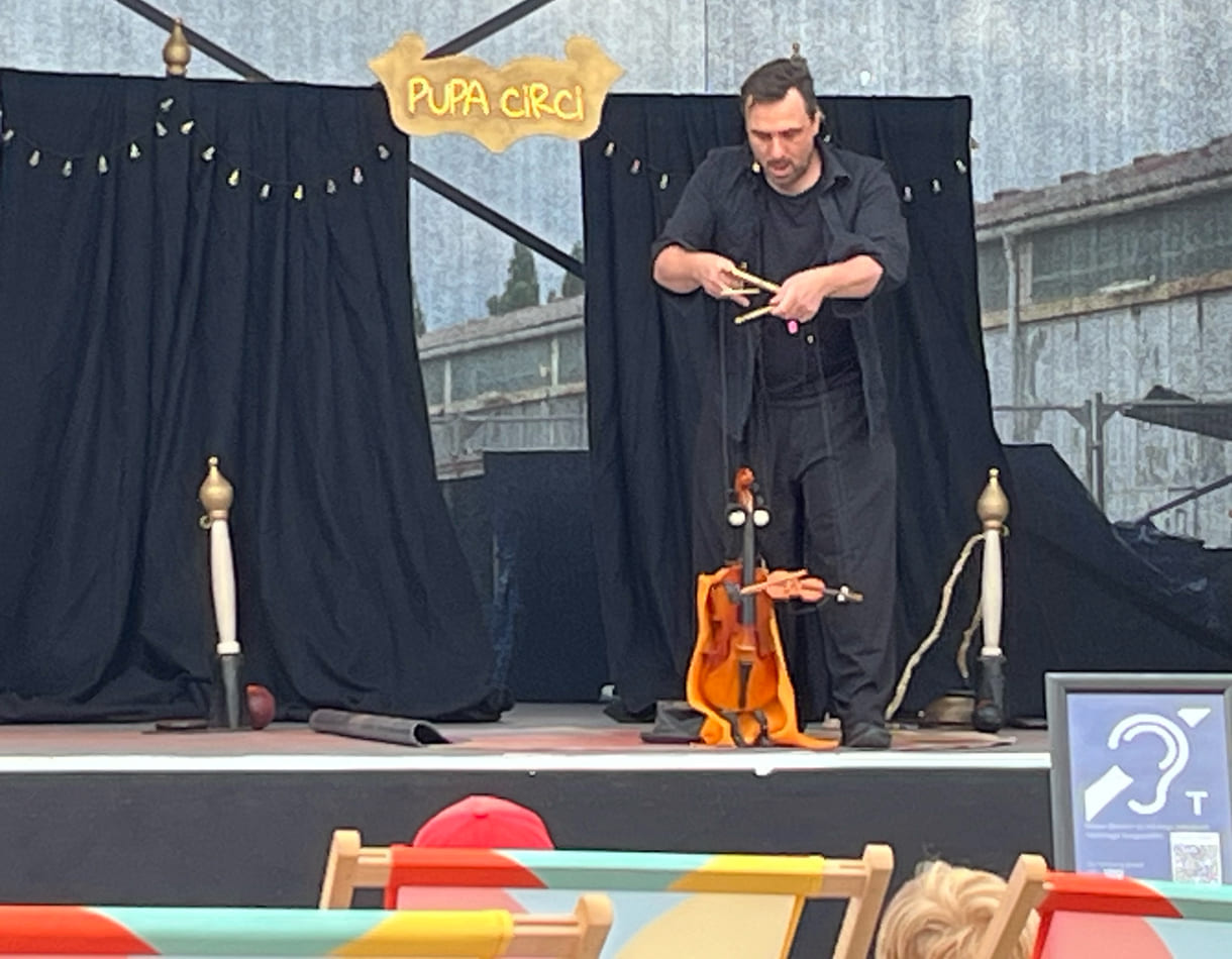 Puppenspieler Pöllmann in "Pupa Circi" mit "lebendiger" Geige samt Baby