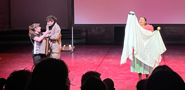 Szenenfoto aus dem Ausschnitt "Geisterstunde" von vanderbolten.production beim "Schaufenster" im Rahmen des Jungspund-Festivals 2026