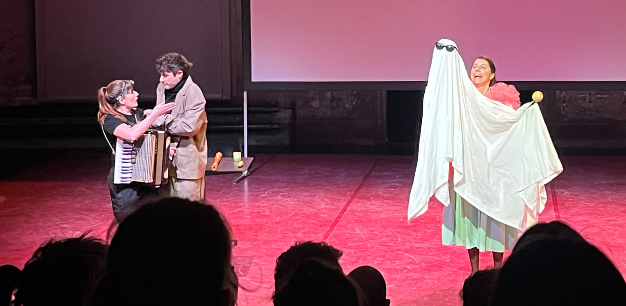 Szenenfoto aus dem Ausschnitt "Geisterstunde" von vanderbolten.production beim "Schaufenster" im Rahmen des Jungspund-Festivals 2026