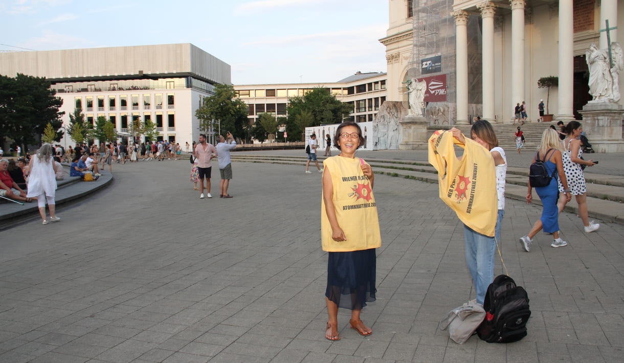 Blick auf die Gedenk-Kundgebung am Karlsplatz (Wien, 2026)