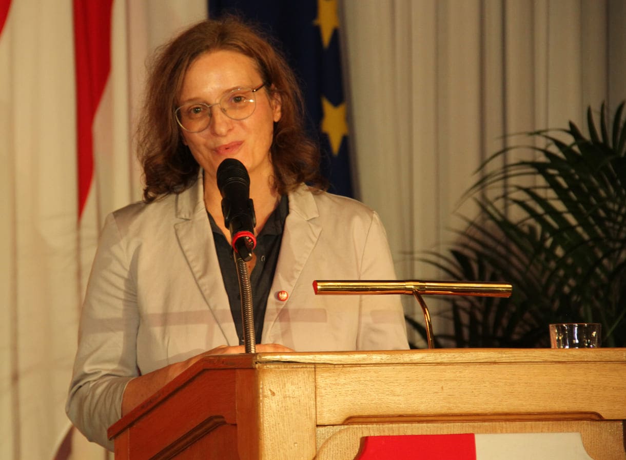 In Vertretung des Wiener Bürgermeisters begrüßte Gemeinderätin Alexandra Reaei die Festgäst:innen