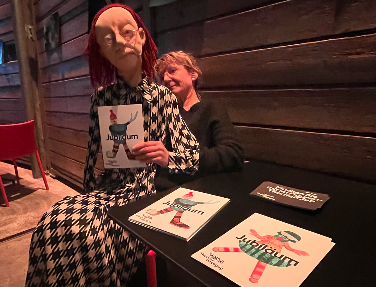 Puppe Gertrud Müller, geführt - und gesprochen von Frauke Jacobi, der künstlerischen Leiterin des Figurentheaters St.Gallen (Schweiz)