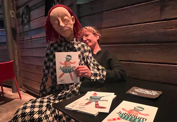 Puppe Gertrud Müller, geführt - und gesprochen von Frauke Jacobi, der künstlerischen Leiterin des Figurentheaters St.Gallen (Schweiz)