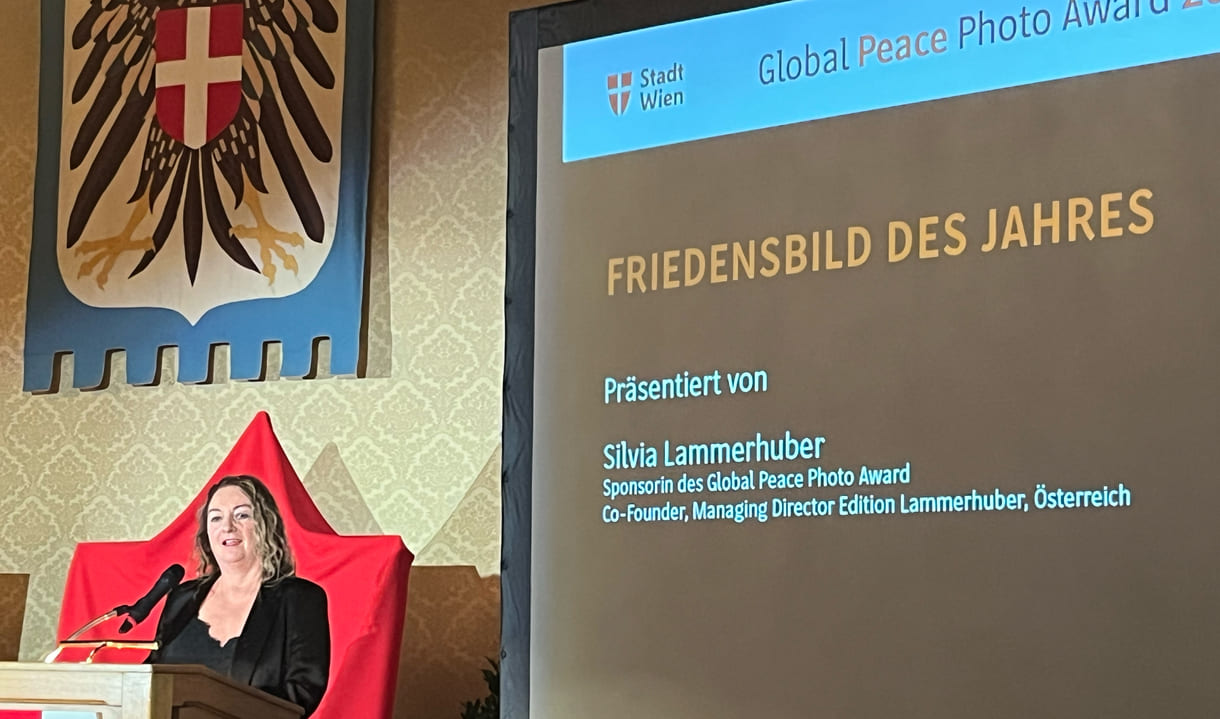 Co-initiatorin Silvia Lammerhuber präsentierte die engste Auswahl für das Gesamt-Gewinner:innen-Bild