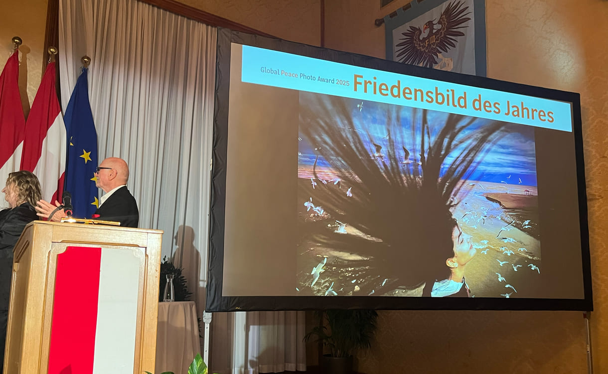 Groß auf die Screens projiziertes Gesamt-Gewinnerfoto von Mahdi Vaghari