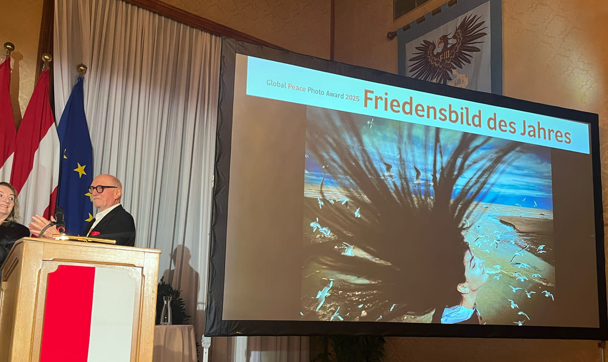 Groß auf die Screens projiziertes Gesamt-Gewinnerfoto von Mahdi Vaghari