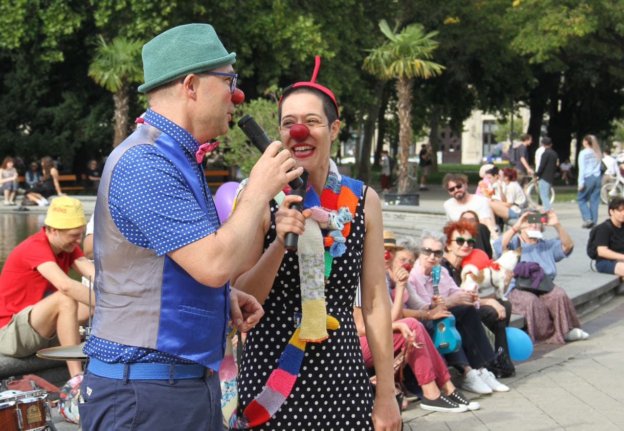 Clowneskes Duo singt bekanntes Chanson von Édith Piaf