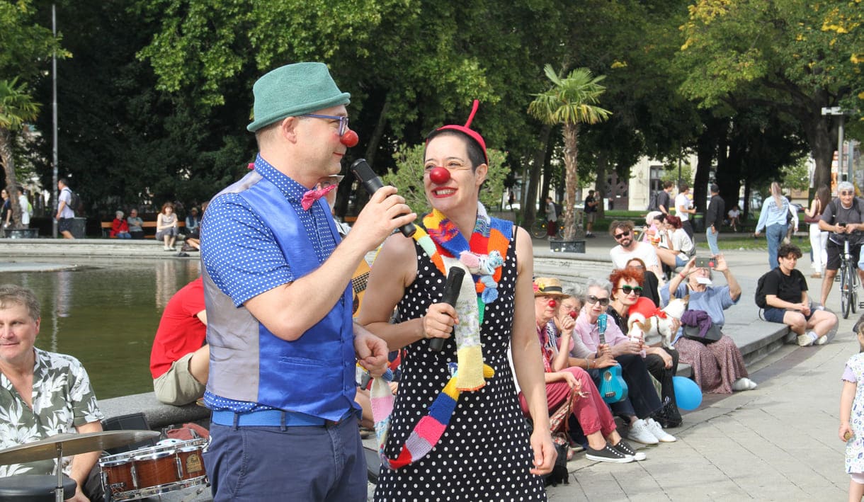 Clowneskes Duo singt bekanntes Chanson von Édith Piaf