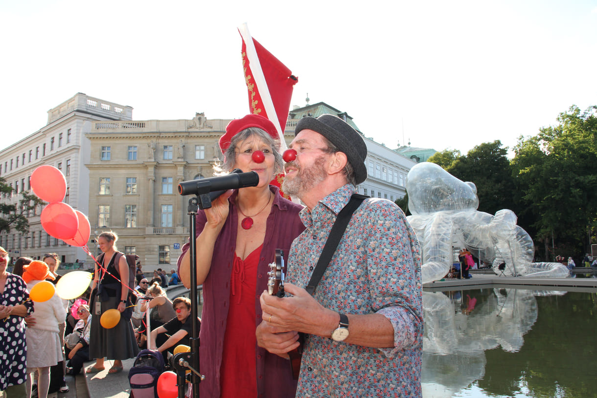 Clownin Anna de Lirium (Tanja Simma) und Clown Helfgott (Pete Belcher) singen den berühmten Song 
