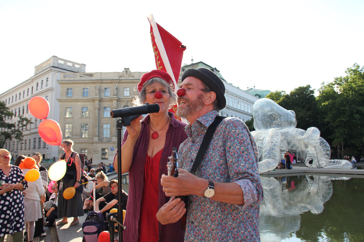 Clownin Anna de Lirium (Tanja Simma) und Clown Helfgott (Pete Belcher) singen den berühmten Song 